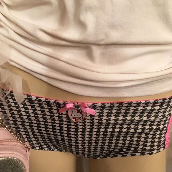 ADORABLE tank and hot shorts set with hello kitty and crystal details - Picture 8 of 14